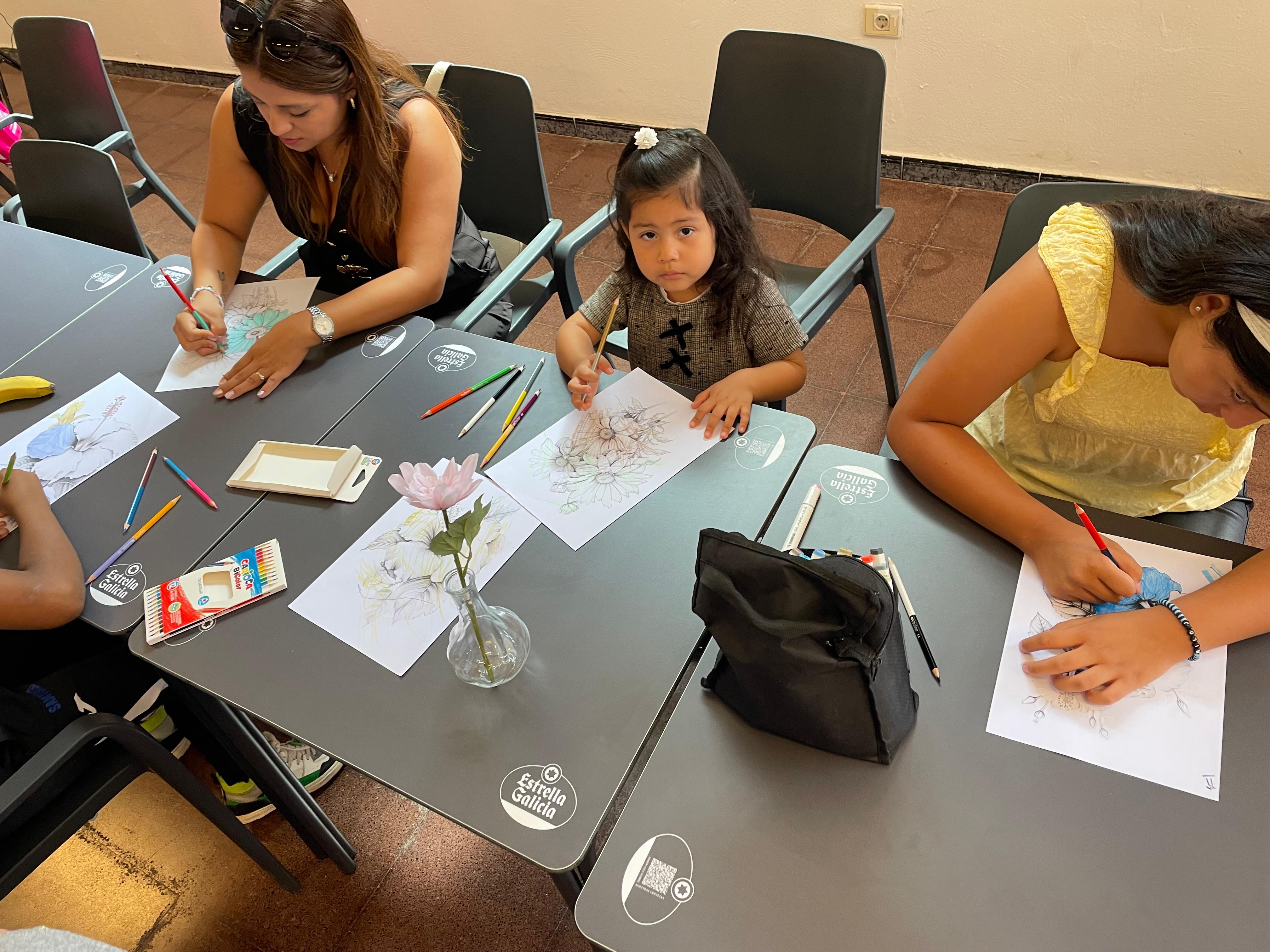 Madre e hijas dibujando juntas con lápices y crayones